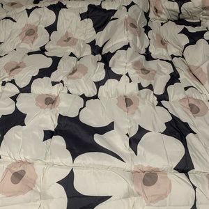 Alternative Comforter Twin Size. 100% polyester